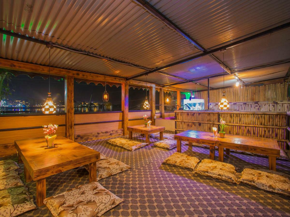 Hotel Fewa Corner & Restro Pokhara Esterno foto